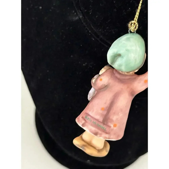 1997 Berta Hummel Goebel "Stocking For Dolly" Christmas Ornament - Picture 5 of 6